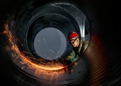 俯首岩层下擎起大国长剑